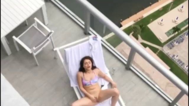 Ute Maisie Williams Caught Naked Masturbating On Her Hotel Room Balcony