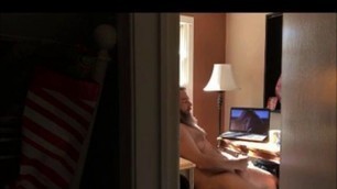 Str8 spy daddy watching porn - hidden cam
