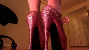 Erotic hypnotist trancing slaves with pink heels