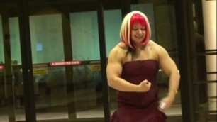 Anna Mikhaylenko demonstration of the muscles in the foyer of the shopping centre
