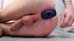 A little young (18+) puts an anal plug of 6cm in diameter in the buttocks and Cum for you