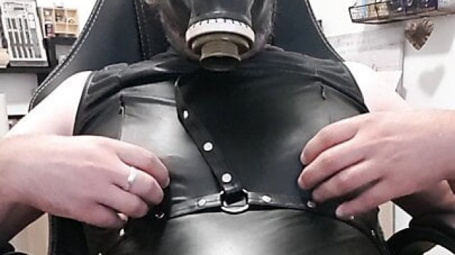 Masturabation in Gasmask with Poppers